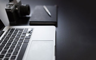 雷蛇新款桌面全息 AI 助手亮相：承诺只提供帮助，绝不评头论足